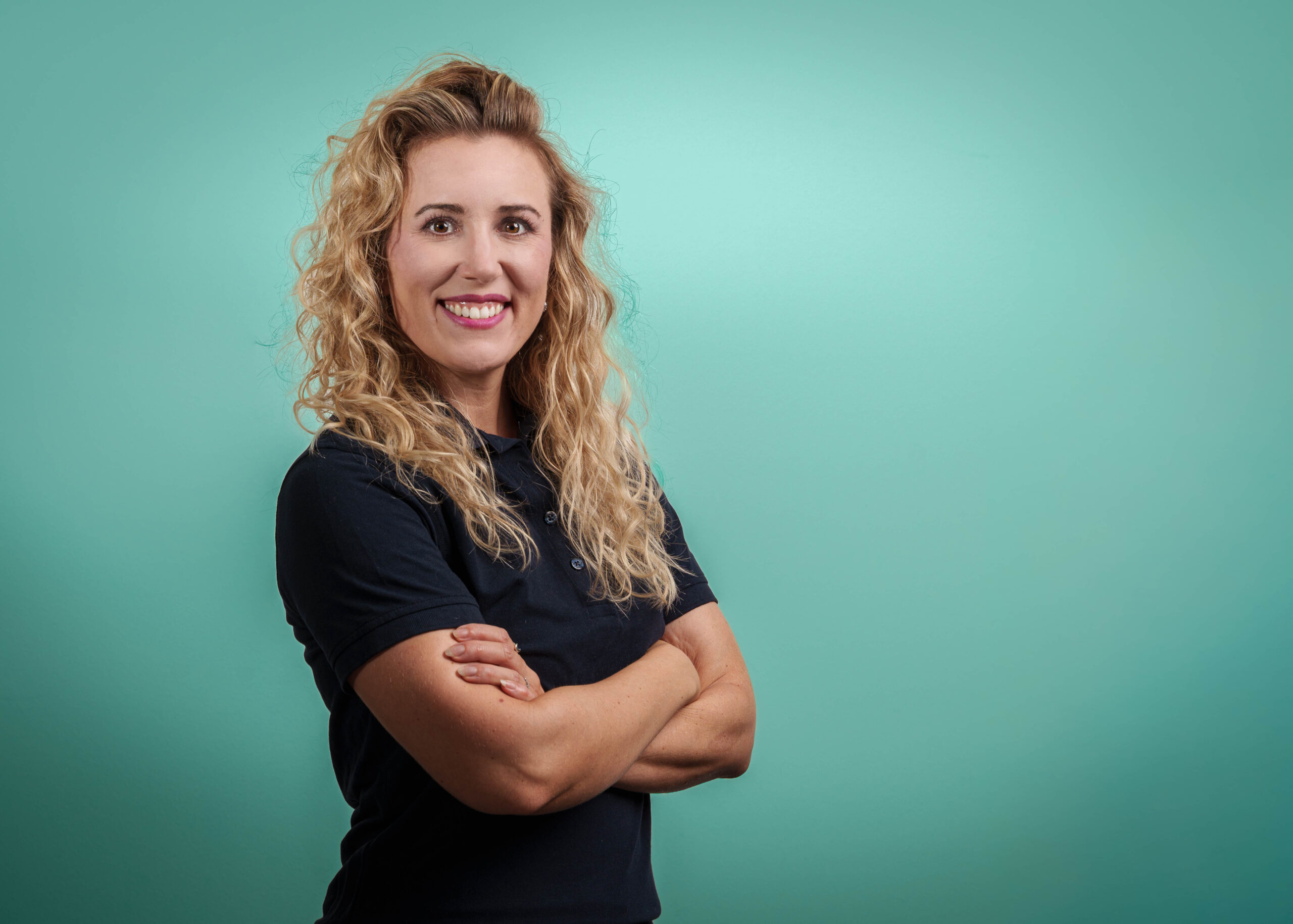 Business‑Portrait Team‑Foto mit einheitlichem Hintergrund und professionellem Outfit