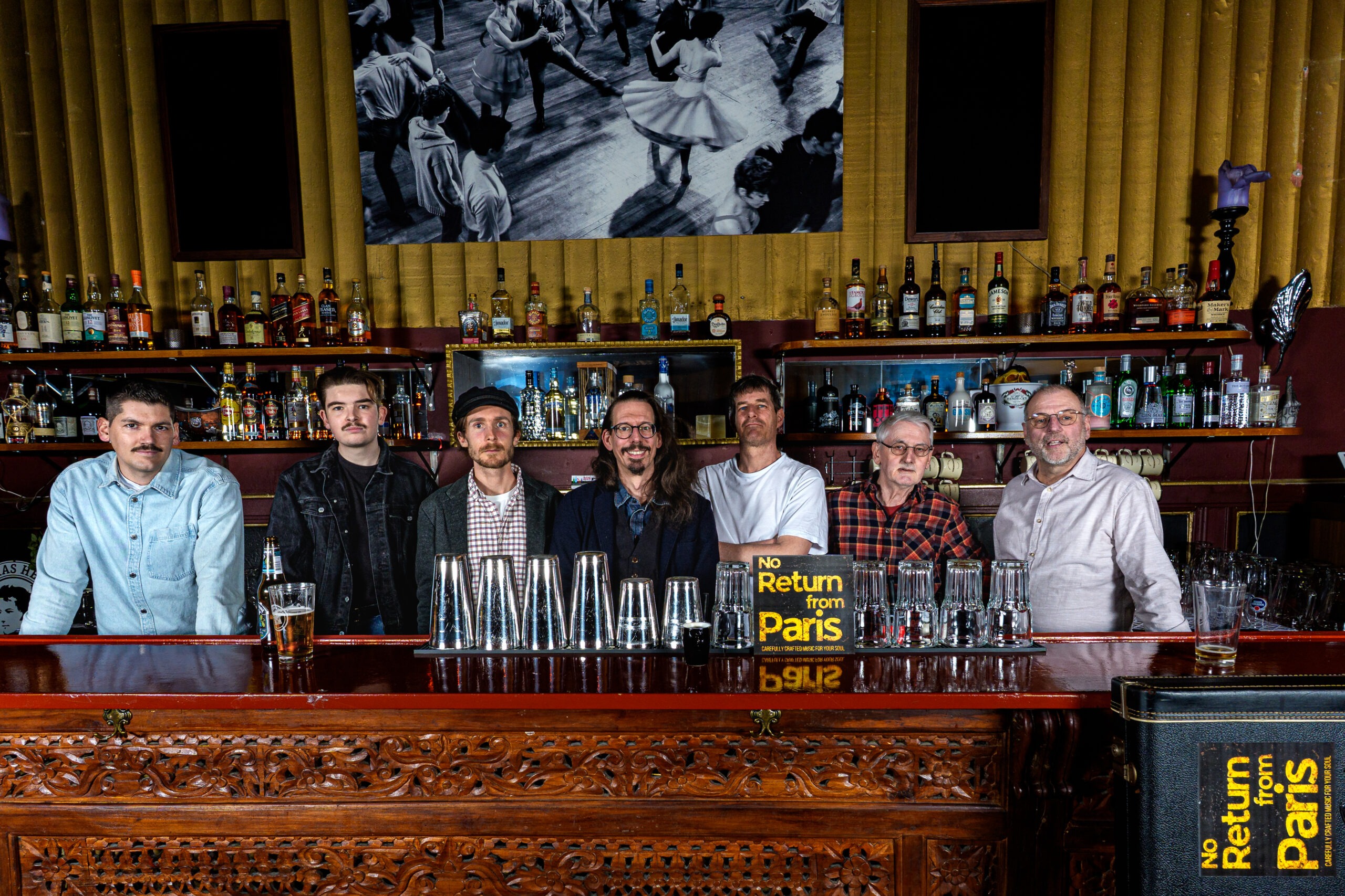 Band-Fotoshooting in einer atmosphärischen Bar